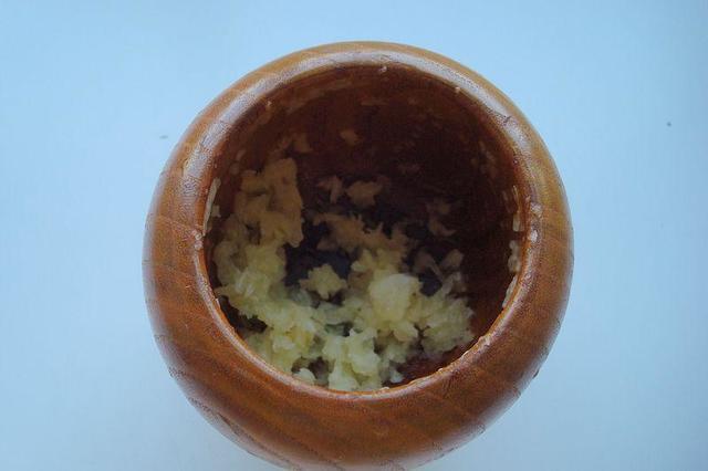 蒜泥雞絲的做法-麻辣味拌菜譜-易網健康養生網 蒜泥雞絲的做法-麻辣味拌菜譜