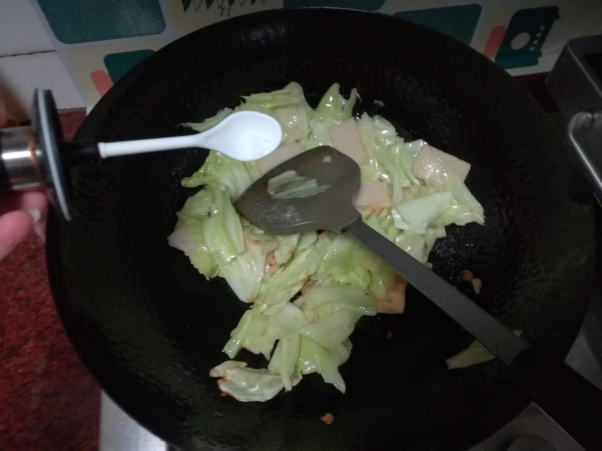 魚豆腐炒包菜的做法-家常味炒菜譜