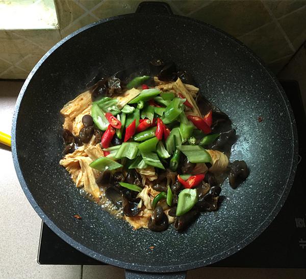 黑木耳炒腐竹的做法-香辣味炒菜譜
