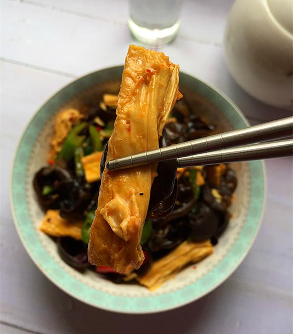 黑木耳炒腐竹的做法-香辣味炒菜譜