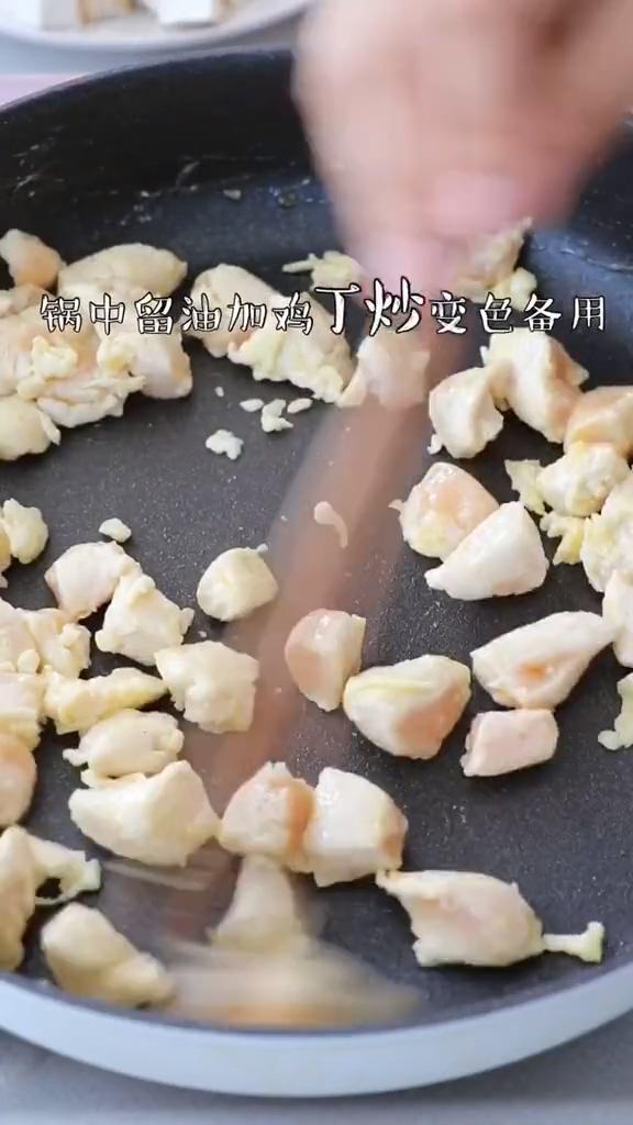 黑椒雞丁杏鮑菇的做法-家常味炒菜譜-易網健康養生網 黑椒雞丁杏鮑菇的做法-家常味炒菜譜