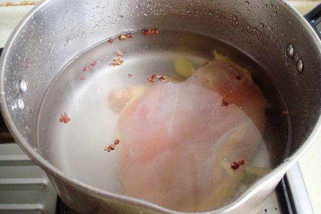 蒜泥雞絲的做法-麻辣味拌菜譜-易網<a href=http://m.henggaotouzi.com/ target=_blank class=infotextkey>健康養生</a>網 蒜泥雞絲的做法-麻辣味拌菜譜