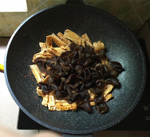 黑木耳炒腐竹的做法-香辣味炒菜譜