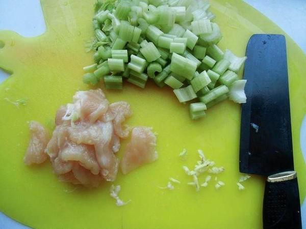 雞肉炒面的做法-家常味炒菜譜