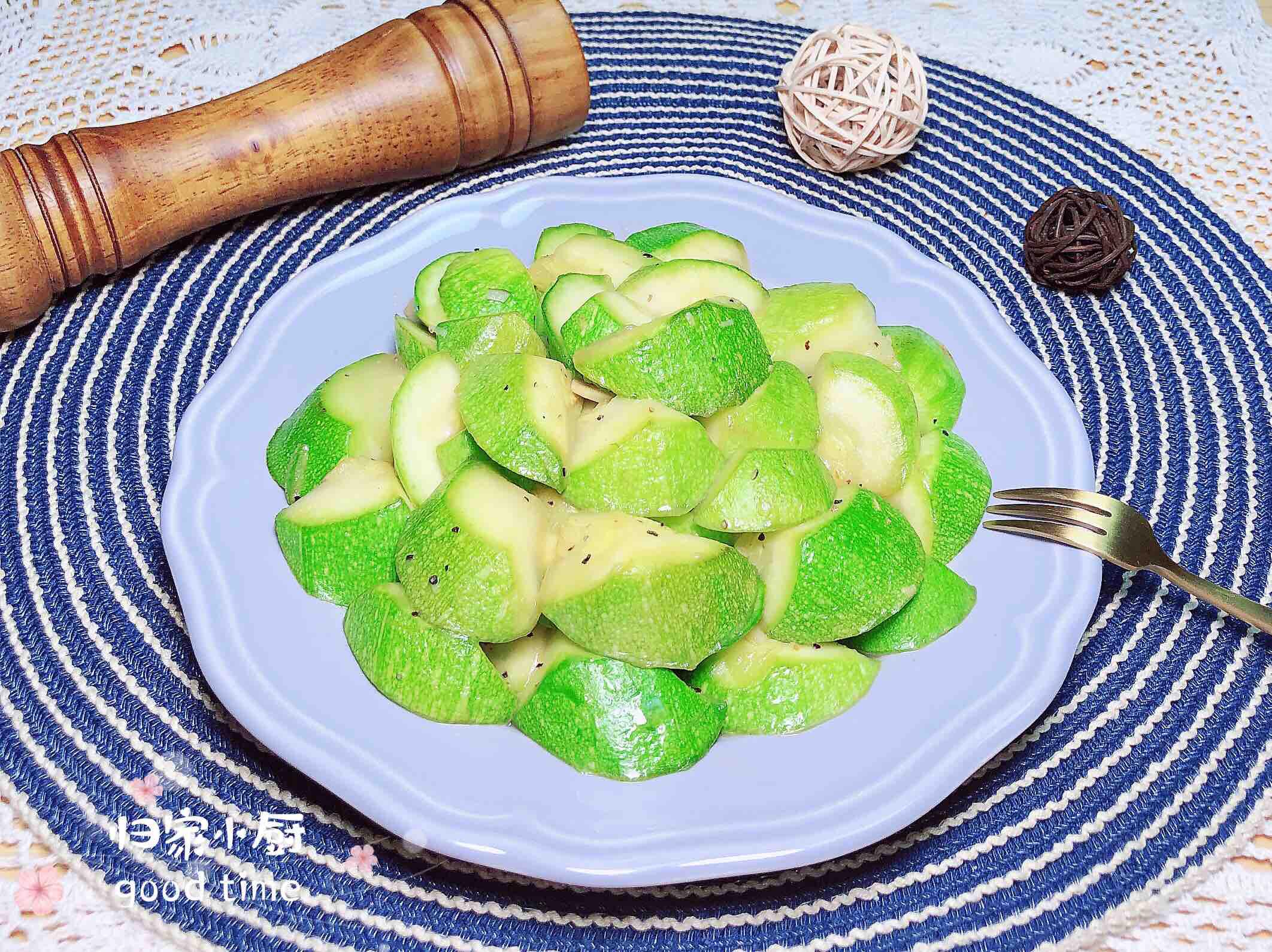 黃油黑椒西葫蘆（快手菜）的做法-黑椒味炒菜譜