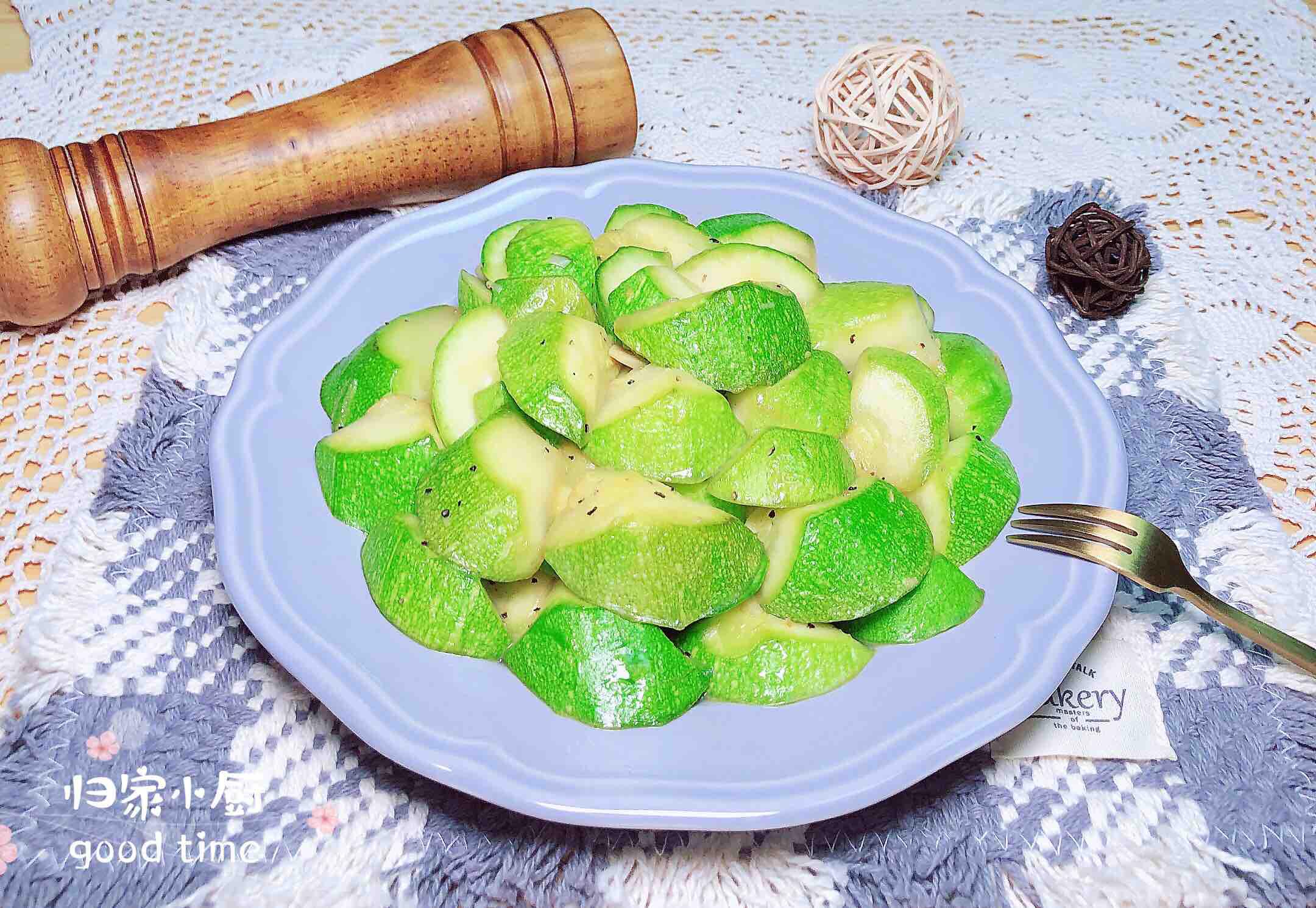 黃油黑椒西葫蘆（快手菜）的做法-黑椒味炒菜譜