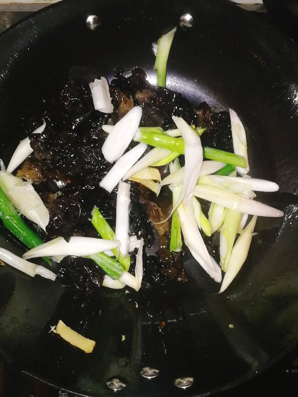 蔥香木耳雞蛋的做法-家常味炒菜譜