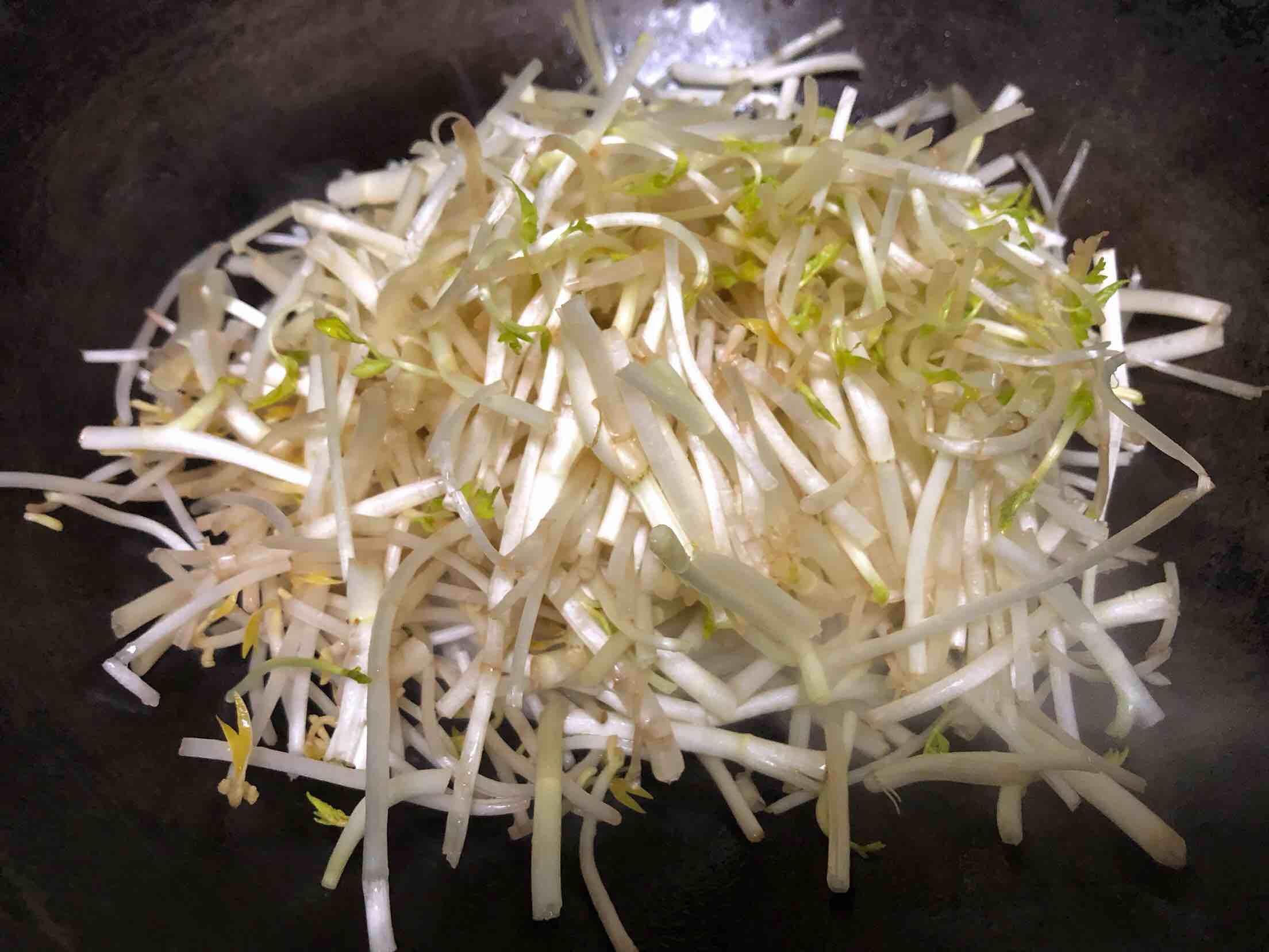 豆芽炒白芹的做法-家常味炒菜譜