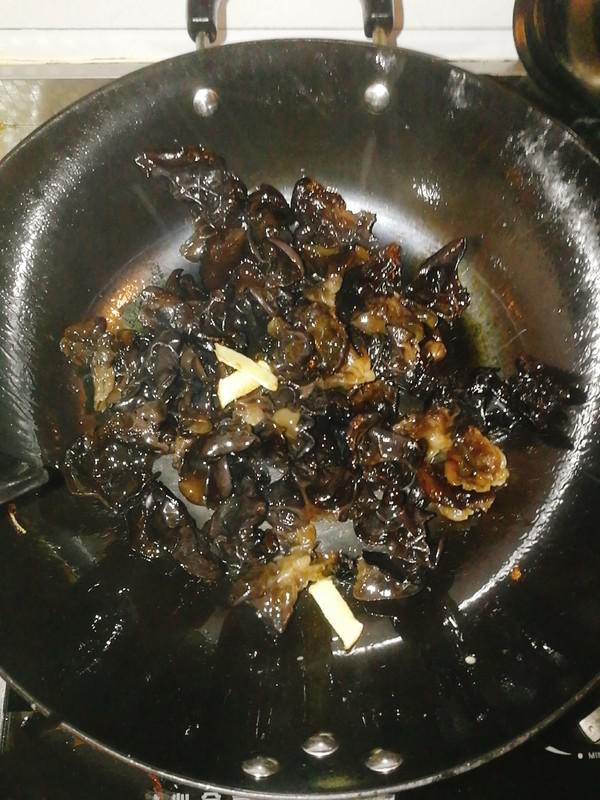 蔥香木耳雞蛋的做法-家常味炒菜譜