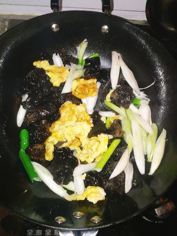 蔥香木耳雞蛋的做法-家常味炒菜譜