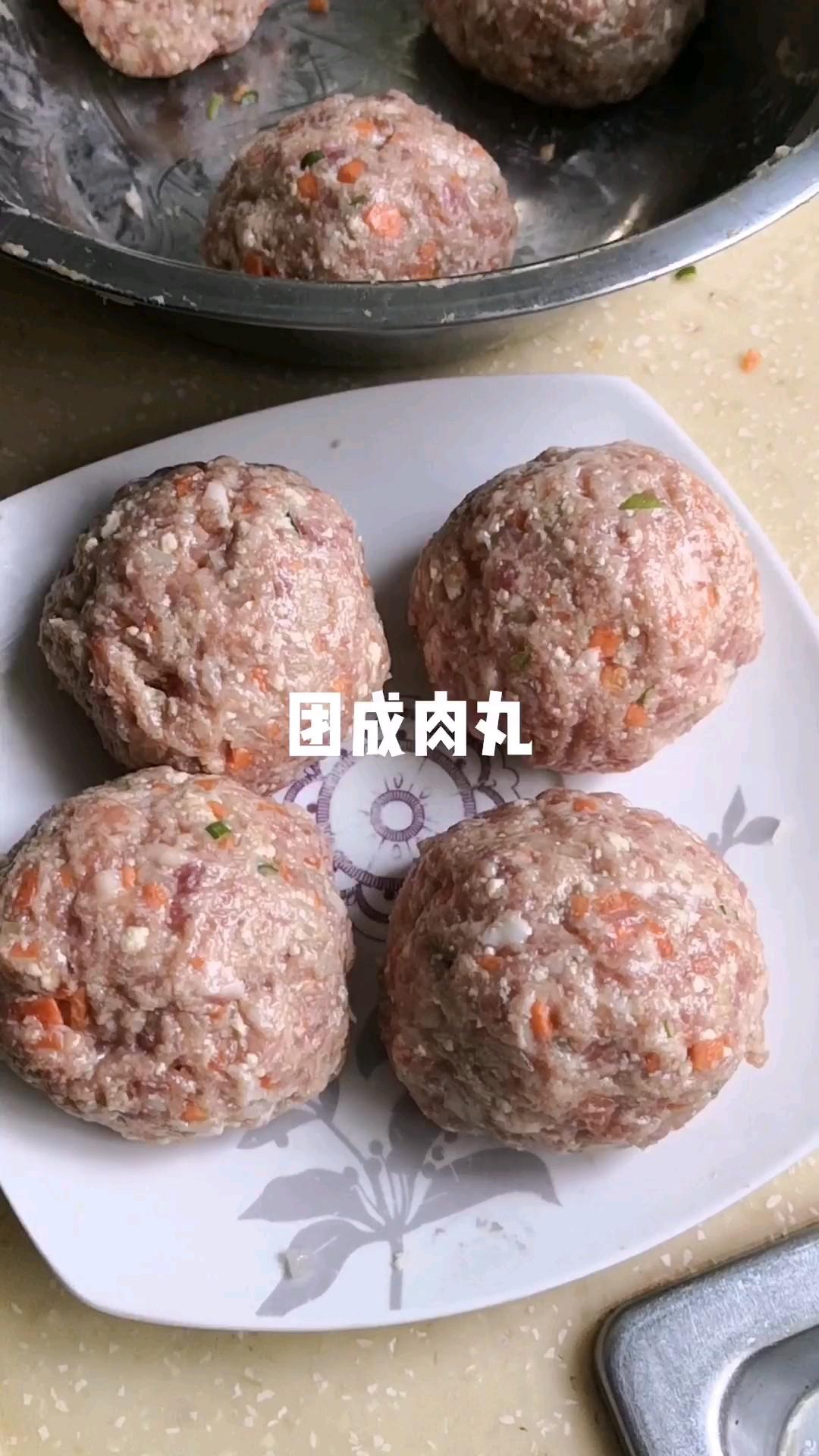 紅燒獅子頭的做法-咸鮮味煮菜譜