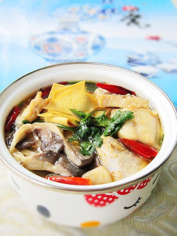 蘑菇燉鯉魚的做法-家常味燉菜譜