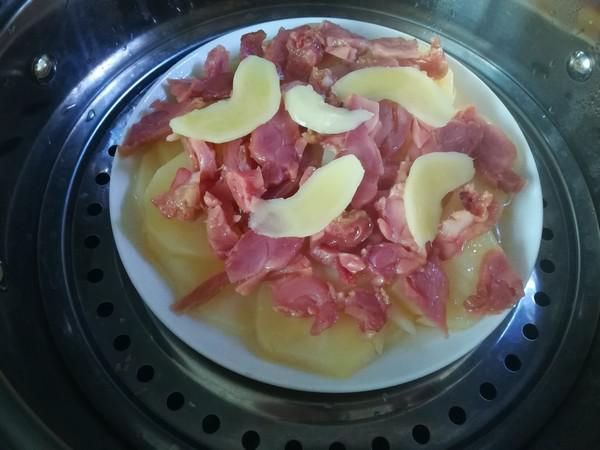 臘雞腿蒸土豆的做法-咸鮮味蒸菜譜