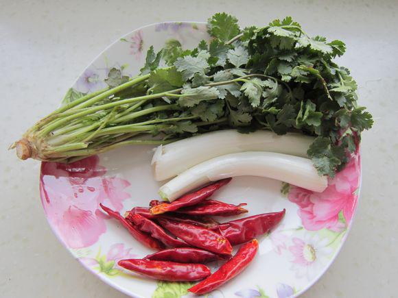 蘑菇燉鯉魚的做法-家常味燉菜譜