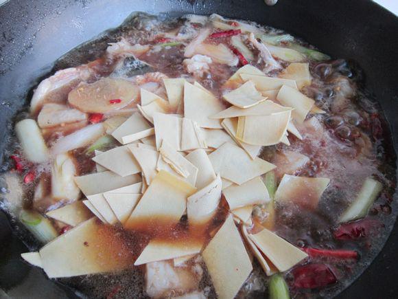 蘑菇燉鯉魚的做法-家常味燉菜譜