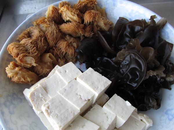 猴頭菇豆腐燉鯽魚的做法-咸鮮味燉菜譜-易網健康養生網 猴頭菇豆腐燉鯽魚的做法-咸鮮味燉菜譜