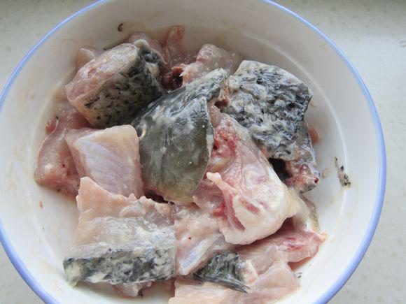 蘑菇燉鯉魚的做法-家常味燉菜譜