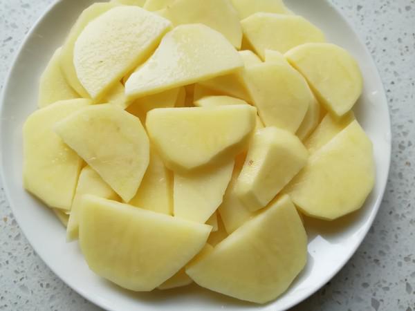 臘雞腿蒸土豆的做法-咸鮮味蒸菜譜