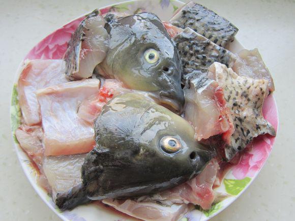 蘑菇燉鯉魚的做法-家常味燉菜譜