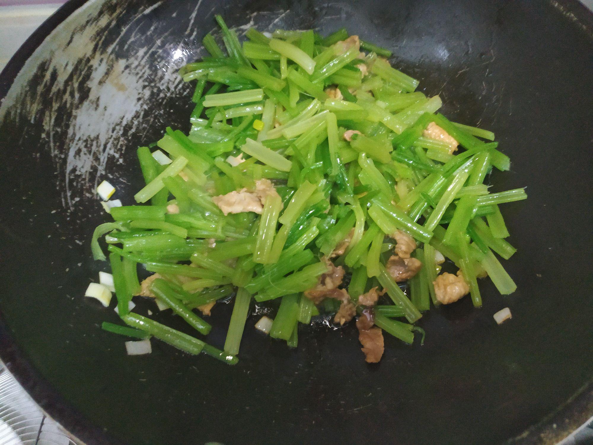 芹菜炒肉的做法-家常味炒菜譜