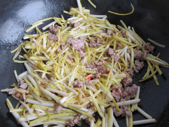 韭黃炒肉末的做法-家常味炒菜譜