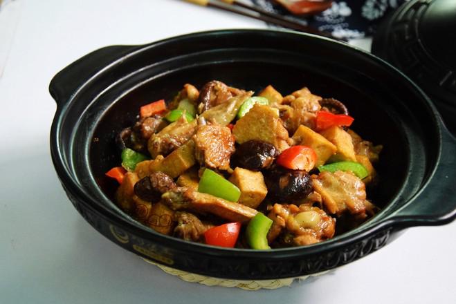 香菇豆腐燜雞翅的做法-家常味燜菜譜