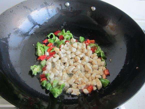 雙椒蘋果炒雞丁的做法-家常味炒菜譜