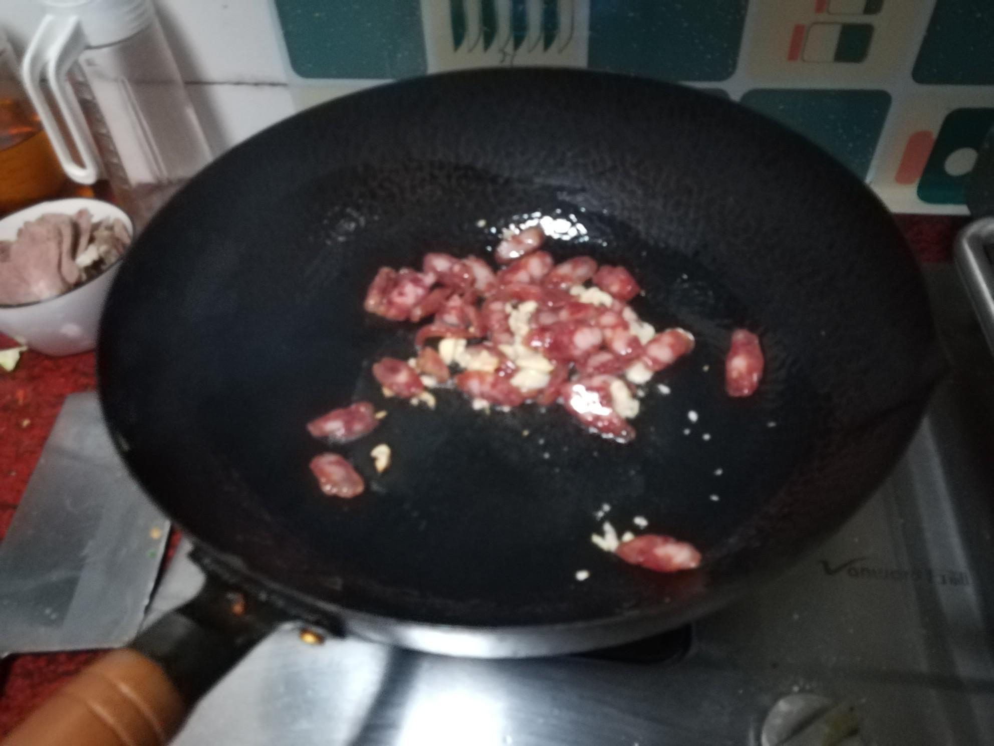 臘腸炒兒菜的做法-咸鮮味炒菜譜-易網健康養生網 臘腸炒兒菜的做法-咸鮮味炒菜譜