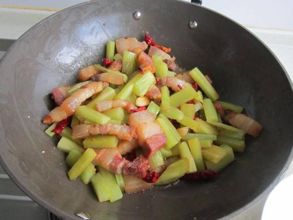 萵筍燜臘肉的做法-家常味燜菜譜