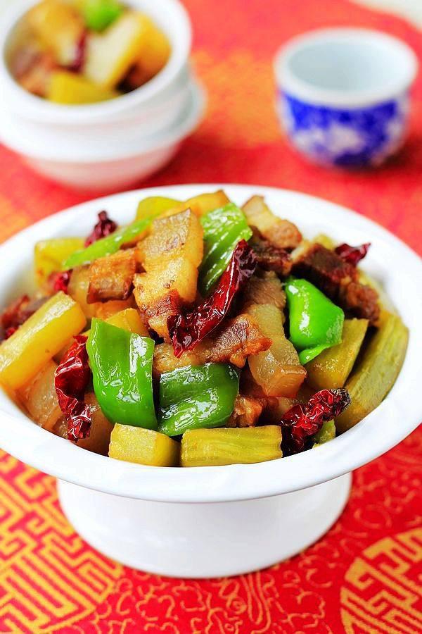 萵筍燜臘肉的做法-家常味燜菜譜