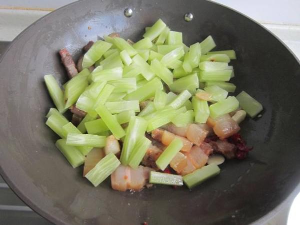 萵筍燜臘肉的做法-家常味燜菜譜