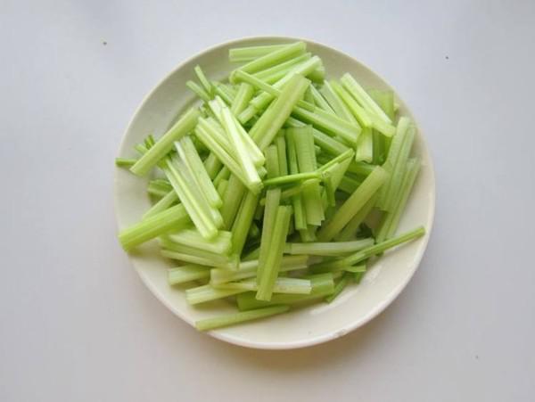 毛芹菜炒鹵豬耳朵的做法-家常味炒菜譜