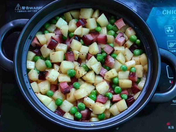 臘肉土豆燜飯的做法-家常味燜菜譜