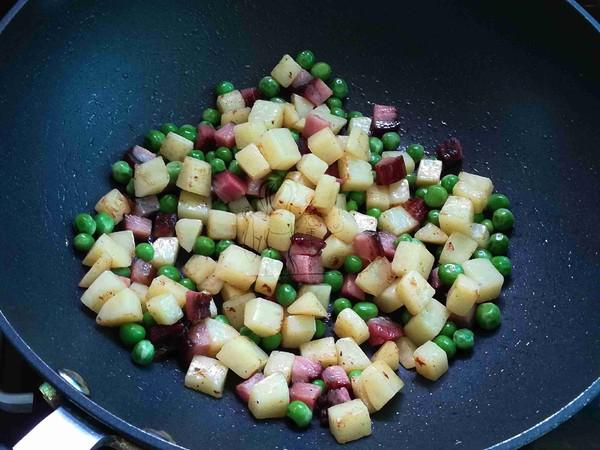 臘肉土豆燜飯的做法-家常味燜菜譜