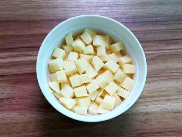 臘肉土豆燜飯的做法-家常味燜菜譜