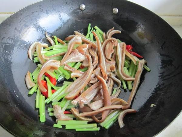 毛芹菜炒鹵豬耳朵的做法-家常味炒菜譜