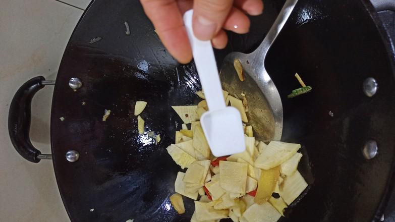 臘肉燜冬筍的做法-家常味燜菜譜