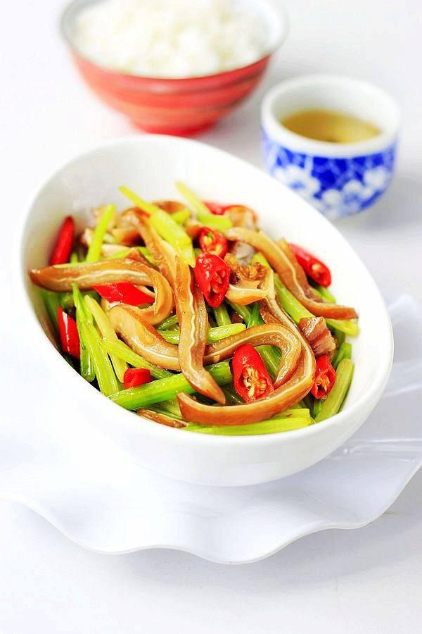 毛芹菜炒鹵豬耳朵的做法-家常味炒菜譜