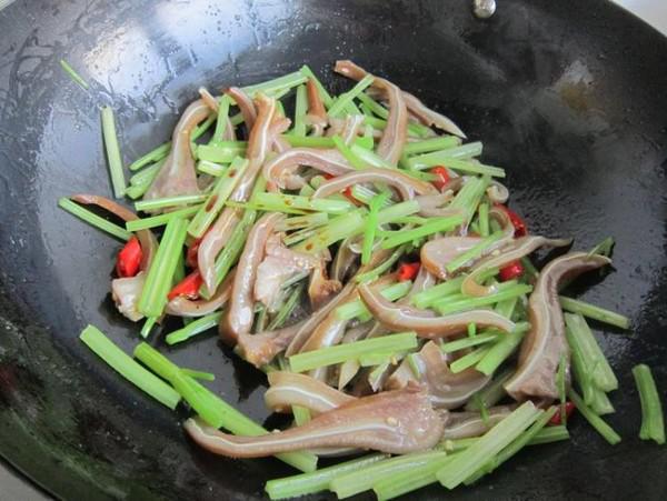 毛芹菜炒鹵豬耳朵的做法-家常味炒菜譜