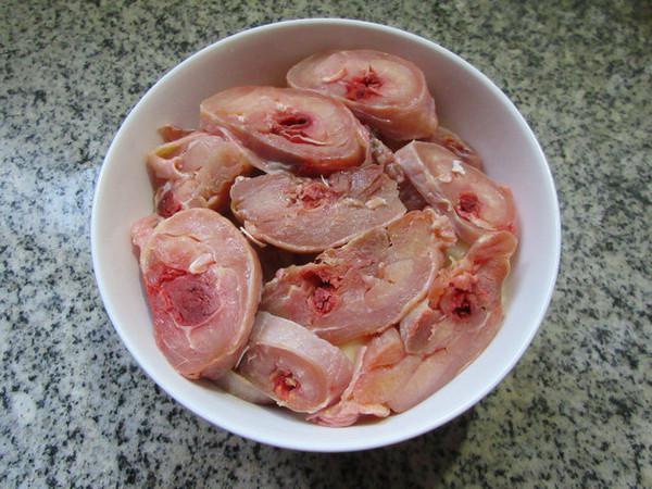 臘雞腿蒸洋芋艿的做法-家常味蒸菜譜