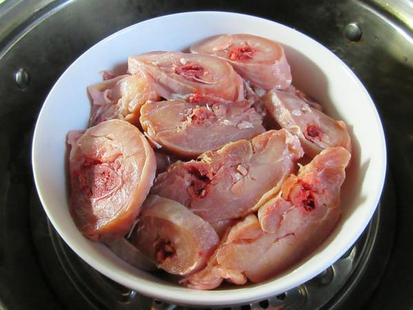 臘雞腿蒸洋芋艿的做法-家常味蒸菜譜