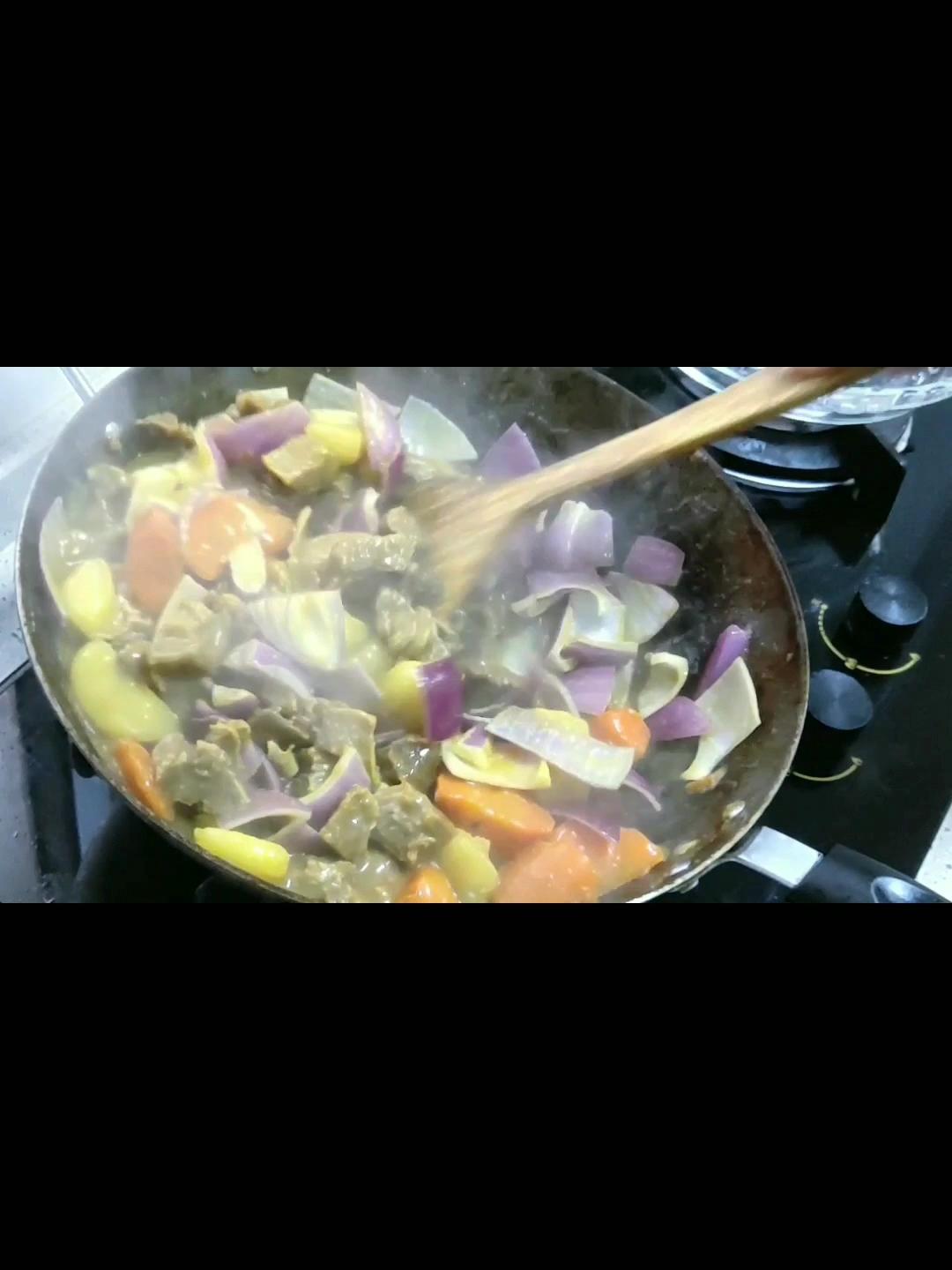 咖哩牛腩的做法-咖喱味燉菜譜-易網健康養生網 咖哩牛腩的做法-咖喱味燉菜譜