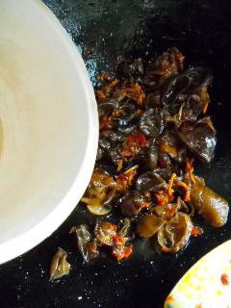 剁椒木耳燉鯽魚(yú)的做法-咸鮮味燒菜譜
