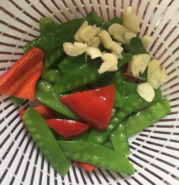 青豆炒臘肉的做法-家常味炒菜譜