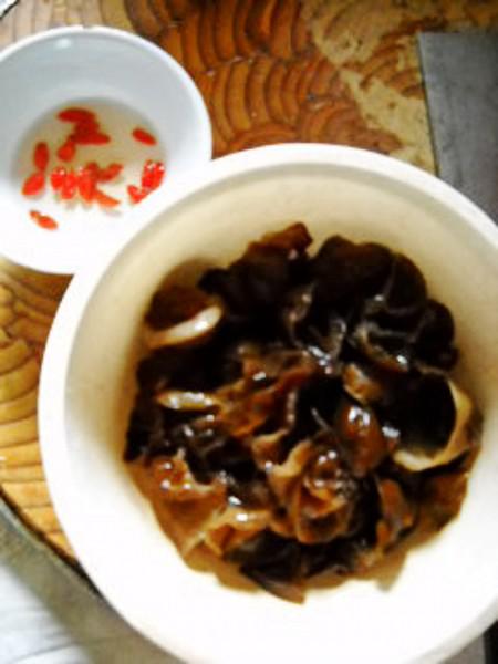 剁椒木耳燉鯽魚(yú)的做法-咸鮮味燒菜譜