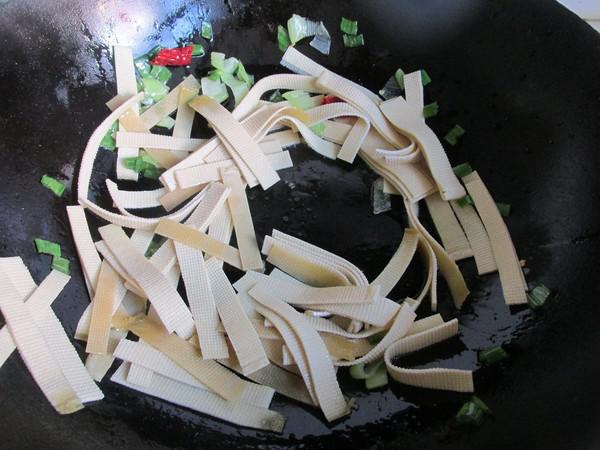 芹菜炒豆皮的做法-家常味炒菜譜