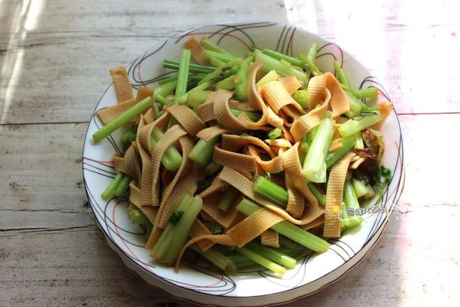 芹菜炒豆皮的做法-家常味炒菜譜