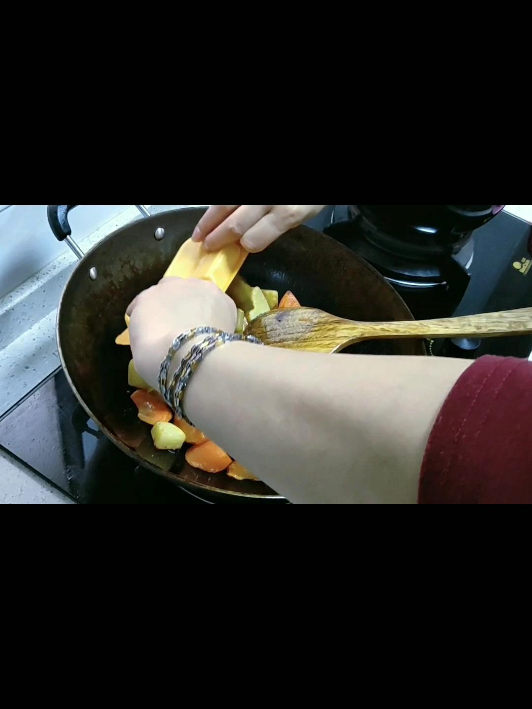 咖哩牛腩的做法-咖喱味燉菜譜-易網健康養生網 咖哩牛腩的做法-咖喱味燉菜譜