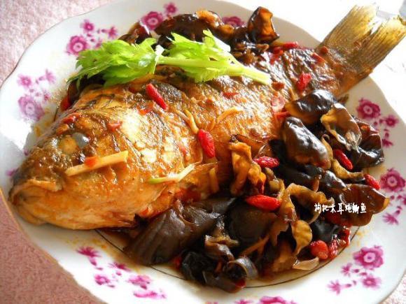 剁椒木耳燉鯽魚(yú)的做法-咸鮮味燒菜譜
