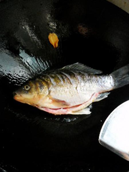 剁椒木耳燉鯽魚(yú)的做法-咸鮮味燒菜譜